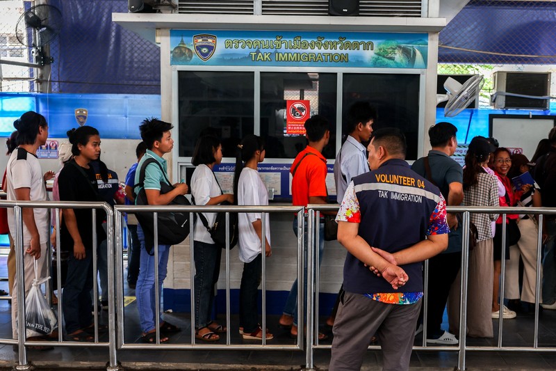 Military personnel stand guard as hundreds of refugees crossed over the river frontier between Myanmar and Thailand on Friday following the fall of a strategic border town to rebels fighting Myanmar's military junta, in Mae Sot, Tak province, Thailand, April 13, 2024. REUTERS/Athit Perawongmetha