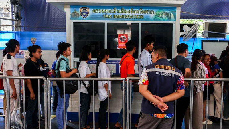 Military personnel stand guard as hundreds of refugees crossed over the river frontier between Myanmar and Thailand on Friday following the fall of a strategic border town to rebels fighting Myanmar's military junta, in Mae Sot, Tak province, Thailand, April 13, 2024. REUTERS/Athit Perawongmetha