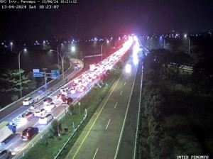 Ada Totolan Kendaraan, Arus Balik Tol Mojokerto-Surabaya Merambat 6 Km