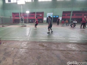 Cara Unik Pemudik Kepulauan Sumenep Pererat Silaturahmi Lewat Bulutangkis