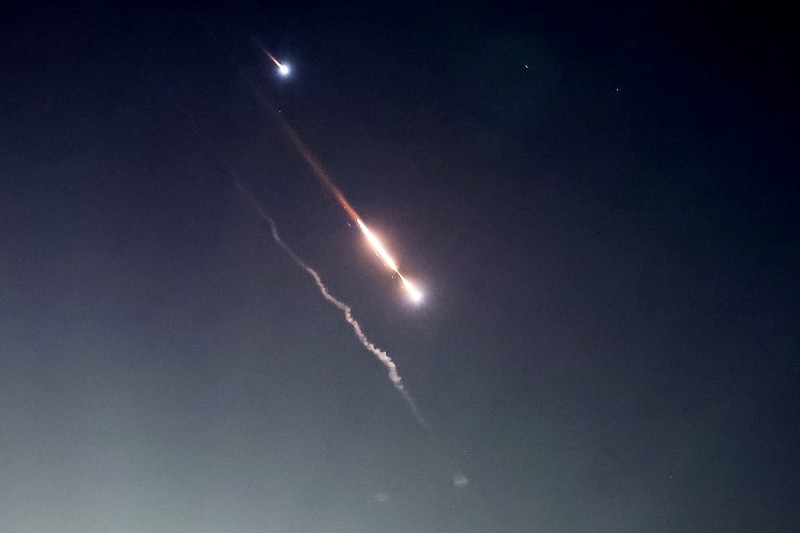 Sistem anti-rudal beroperasi setelah Iran meluncurkan drone dan rudal ke Israel, seperti yang terlihat dari Ashkelon, Israel 14 April 2024. (REUTERS/Amir Cohen)