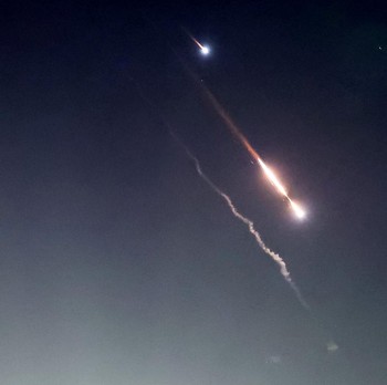 Penampakan Rudal Iran Bombardir Israel