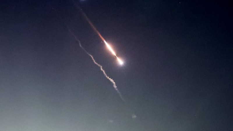 Sistem anti-rudal beroperasi setelah Iran meluncurkan drone dan rudal ke Israel, seperti yang terlihat dari Ashkelon, Israel 14 April 2024. (REUTERS/Amir Cohen)