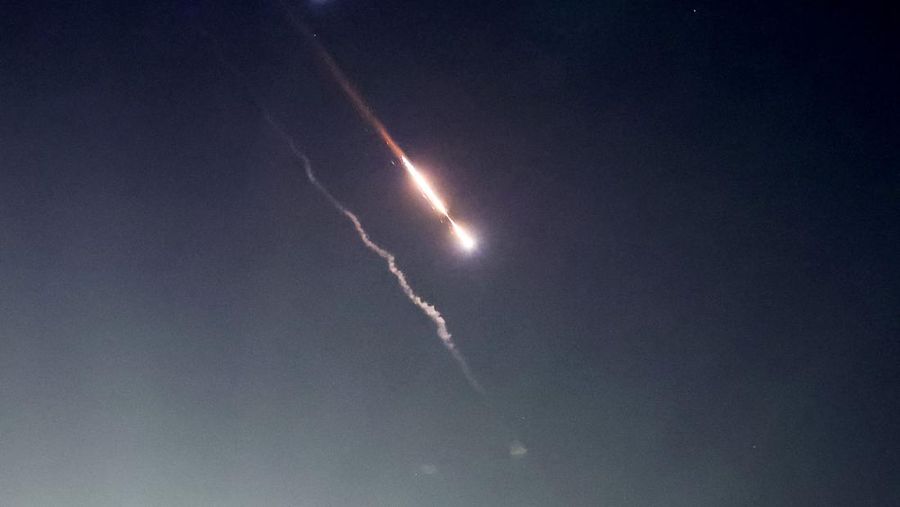 Benda-benda terlihat di langit di atas Yerusalem setelah Iran meluncurkan drone dan rudal ke arah Israel, di Yerusalem 14 April 2024. (REUTERS/Ronen Zvulun)