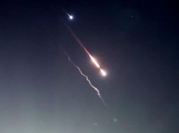 Penampakan Rudal Iran Bombardir Israel