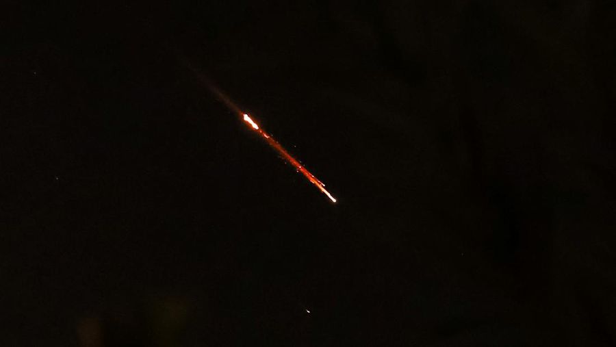 Benda-benda terlihat di langit di atas Yerusalem setelah Iran meluncurkan drone dan rudal ke arah Israel, di Yerusalem 14 April 2024. (REUTERS/Ronen Zvulun)