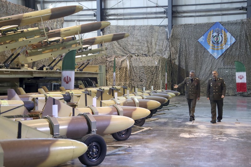 Dalam gambar yang dirilis oleh Kementerian Pertahanan Iran pada Selasa, 23 Januari 2024, komandan militer Jenderal Abdolrahim Mousavi, kiri, dan Menteri Pertahanan Jenderal Mohammad Reza Gharaei Ashtiani meninjau drone buatan dalam negeri dalam sebuah upacara penyerahan drone tersebut kepada tentara , Iran. (Iranian Defense Ministry via AP)