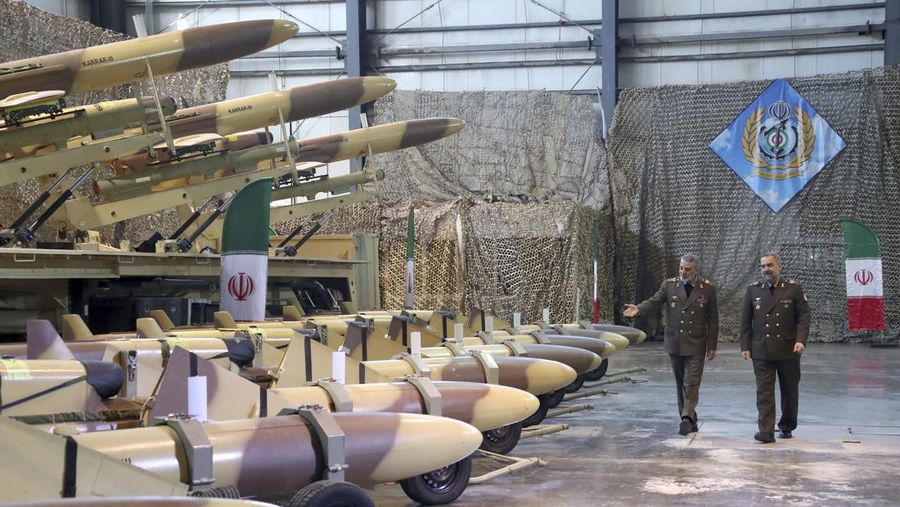 Dalam gambar yang dirilis oleh Kementerian Pertahanan Iran pada Selasa, 23 Januari 2024, komandan militer Jenderal Abdolrahim Mousavi, kiri, dan Menteri Pertahanan Jenderal Mohammad Reza Gharaei Ashtiani meninjau drone buatan dalam negeri dalam sebuah upacara penyerahan drone tersebut kepada tentara , Iran. (Iranian Defense Ministry via AP)