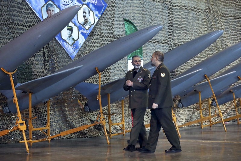 Dalam gambar yang dirilis oleh Kementerian Pertahanan Iran pada Selasa, 23 Januari 2024, komandan militer Jenderal Abdolrahim Mousavi, kiri, dan Menteri Pertahanan Jenderal Mohammad Reza Gharaei Ashtiani meninjau drone buatan dalam negeri dalam sebuah upacara penyerahan drone tersebut kepada tentara , Iran. Dalam gambar yang dirilis oleh Kementerian Pertahanan Iran pada Selasa, 23 Januari 2024, komandan militer Jenderal Abdolrahim Mousavi, kiri, dan Menteri Pertahanan Jenderal Mohammad Reza Gharaei Ashtiani meninjau drone buatan dalam negeri dalam sebuah upacara penyerahan drone tersebut kepada tentara , Iran. (Iranian Defense Ministry via AP)
