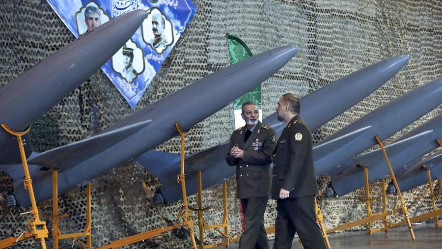 Dalam gambar yang dirilis oleh tentara Iran pada Selasa, 23 Januari 2024, komandan militer Jenderal Abdolrahim Mousavi, kiri, dan Menteri Pertahanan Jenderal Mohammad Reza Gharaei Ashtiani berbicara dalam sebuah upacara penyerahan drone buatan dalam negeri kepada tentara, Iran. (Iranian Army via AP)