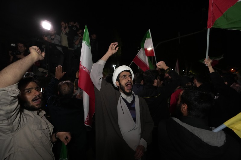 Demonstran Iran meneriakkan slogan-slogan saat berkumpul anti-Israel di depan Kedutaan Besar Inggris di Teheran, Iran, Minggu pagi, 14 April 2024. Iran melancarkan serangan militer langsung pertamanya terhadap Israel pada Sabtu. Demonstran Iran meneriakkan slogan-slogan saat berkumpul anti-Israel di depan Kedutaan Besar Inggris di Teheran, Iran, Minggu pagi, 14 April 2024. Iran melancarkan serangan militer langsung pertamanya terhadap Israel pada Sabtu. (AP Photo/Vahid Salemi)
