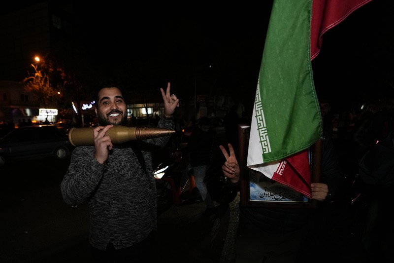 Demonstran Iran meneriakkan slogan-slogan saat berkumpul anti-Israel di depan Kedutaan Besar Inggris di Teheran, Iran, Minggu pagi, 14 April 2024. Iran melancarkan serangan militer langsung pertamanya terhadap Israel pada Sabtu. (AP Photo/Vahid Salemi)