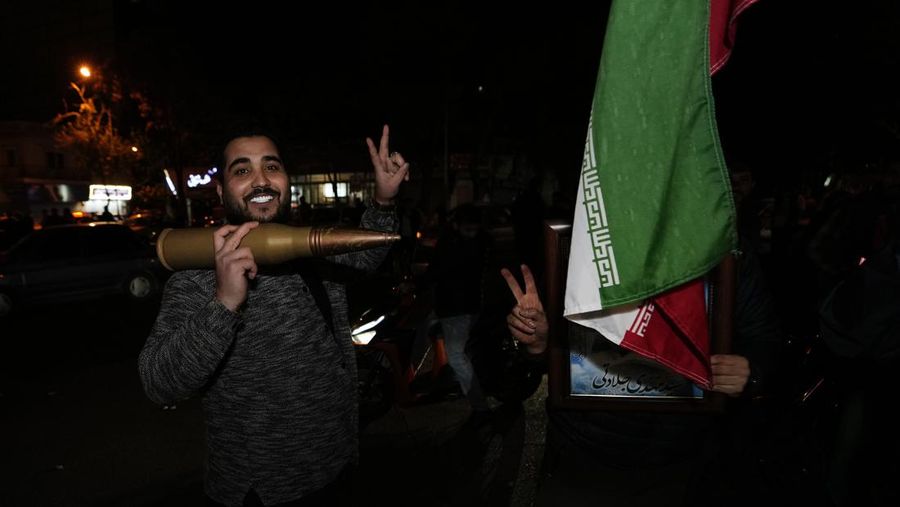 Demonstran Iran meneriakkan slogan-slogan saat berkumpul anti-Israel di depan Kedutaan Besar Inggris di Teheran, Iran, Minggu pagi, 14 April 2024. Iran melancarkan serangan militer langsung pertamanya terhadap Israel pada Sabtu. (AP Photo/Vahid Salemi)