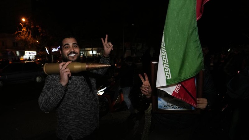 Demonstran Iran meneriakkan slogan-slogan saat berkumpul anti-Israel di depan Kedutaan Besar Inggris di Teheran, Iran, Minggu pagi, 14 April 2024. Iran melancarkan serangan militer langsung pertamanya terhadap Israel pada Sabtu. (AP Photo/Vahid Salemi)