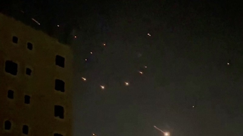 Benda-benda terlihat di langit di atas Yerusalem setelah Iran meluncurkan drone dan rudal ke arah Israel, di Yerusalem 14 April 2024. Benda-benda terlihat di langit di atas Yerusalem setelah Iran meluncurkan drone dan rudal ke arah Israel, di Yerusalem 14 April 2024. (REUTERS/Ronen Zvulun)