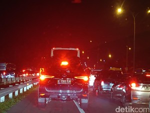 Arus Balik Lebaran, Lalin GT Cikatama Menuju Rest Area Km 62 Macet