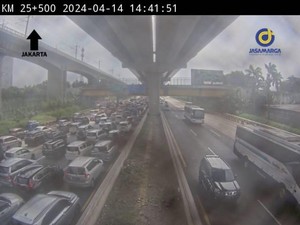 Ada Kecelakaan di Km 23 Tol Japek, Lalin Macet