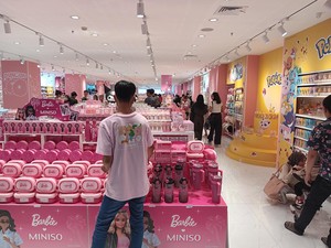 Serba Pink, Miniso Transmart Mal Kokas Diserbu Pembeli