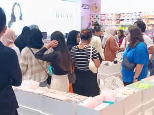 Gerai Miniso Pink Transmart Kokas Diserbu Pembeli