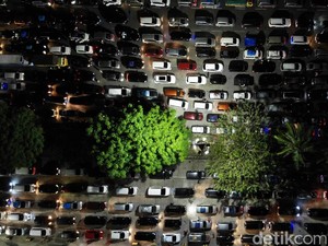 Puluhan Ribu Kendaraan Padati Pelabuhan Bakauheni Malam Ini