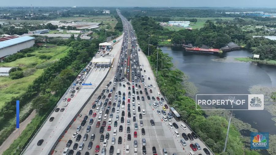 Kendaraan di Gerbang Tol (GT) Cikampek Utama (Cikatama) arah Jakarta mulai padat sejak pagi hingga sore ini. Hampir seluruh ruas jalur tol tampak diisi oleh kendaraan.
Pantauan CNBC Indonesia Minggu (14/4), sekitar pukul 16.30 WIB, kendaraan terlihat tersendat sebelum gerbang tol.