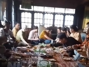 Warung Makan Banyak Tutup, Sopir Bus Borlindo Ajak Penumpang Makan di Rumahnya