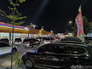 Rest Area Tol Kertosono Arah Surabaya Dipenuhi Kendaraan Arus Balik