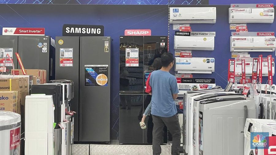 Sejumlah pelanggan terpantau mulai menyerbu area penjualan sepeda di Transmart ITC BSD pada Minggu, (14/4/2024). (CNBC Indonesia/Teti Purwanti)