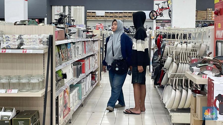 Sejumlah pelanggan terpantau mulai menyerbu area penjualan sepeda di Transmart ITC BSD pada Minggu, (14/4/2024). (CNBC Indonesia/Teti Purwanti)