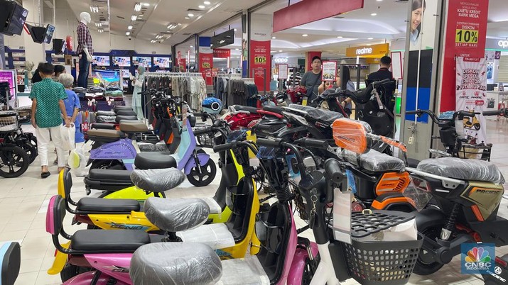 Sejumlah pelanggan terpantau mulai menyerbu area penjualan sepeda di Transmart ITC BSD pada Minggu, (14/4/2024). (CNBC Indonesia/Teti Purwanti)