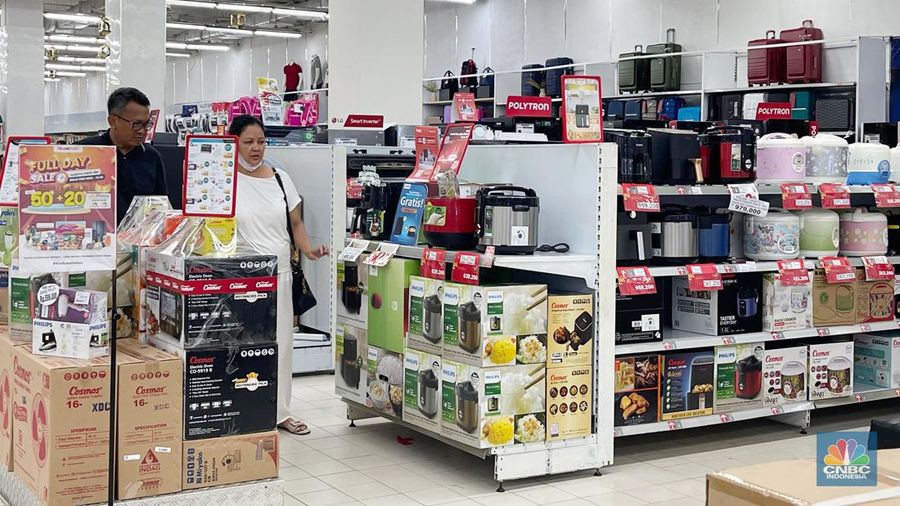 Sejumlah pelanggan terpantau mulai menyerbu area penjualan sepeda di Transmart ITC BSD pada Minggu, (14/4/2024). (վ/Teti Purwanti)