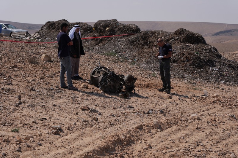 Seorang petugas polisi dan warga memeriksa sisa-sisa pendorong roket yang, menurut pihak berwenang Israel, melukai parah seorang gadis berusia 7 tahun, setelah Iran meluncurkan drone dan rudal ke arah Israel, dekat Arad, Israel, 14 April 2024. Seorang petugas polisi dan warga memeriksa sisa-sisa pendorong roket yang, menurut pihak berwenang Israel, melukai parah seorang gadis berusia 7 tahun, setelah Iran meluncurkan drone dan rudal ke arah Israel, dekat Arad, Israel, 14 April 2024. (REUTERS/Christophe van der Perre)
