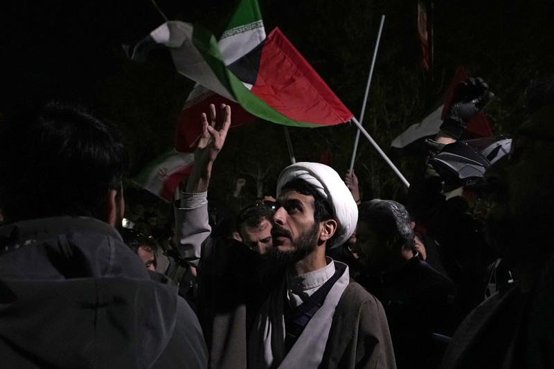 Demonstran Iran meneriakkan slogan-slogan saat berkumpul anti-Israel di depan Kedutaan Besar Inggris di Teheran, Iran, Minggu pagi, 14 April 2024. Iran melancarkan serangan militer langsung pertamanya terhadap Israel pada Sabtu. (AP Photo/Vahid Salemi)