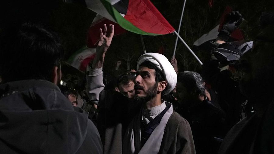 Seorang ulama meneriakkan slogan-slogan dalam pertemuan anti-Israel di depan Kedutaan Besar Inggris di Teheran, Iran, Minggu dini hari, 14 April 2024. Iran melancarkan serangan militer langsung pertamanya terhadap Israel pada hari Sabtu. (AP Photo/Vahid Salemi)