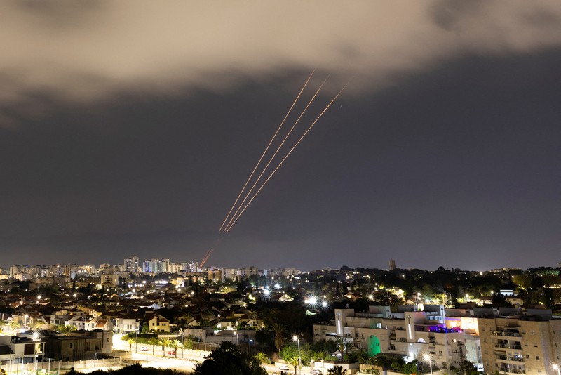 Sistem anti-rudal beroperasi setelah Iran meluncurkan drone dan rudal ke Israel, seperti yang terlihat dari Ashkelon, Israel 14 April 2024. Sistem anti-rudal beroperasi setelah Iran meluncurkan drone dan rudal ke Israel, seperti yang terlihat dari Ashkelon, Israel 14 April 2024. (REUTERS/Amir Cohen)