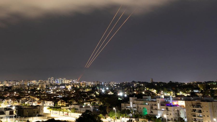 Sistem anti-rudal beroperasi setelah Iran meluncurkan drone dan rudal ke Israel, seperti yang terlihat dari Ashkelon, Israel 14 April 2024. (REUTERS/Amir Cohen)