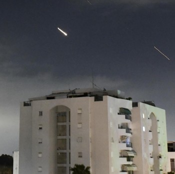Potret Detik-Detik Ratusan Drone Iran Serang Israel