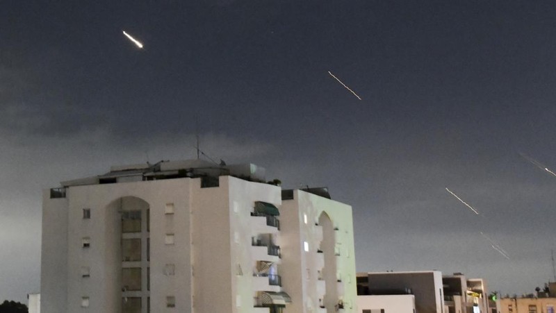 Sistem anti-rudal beroperasi setelah Iran meluncurkan drone dan rudal ke Israel, seperti yang terlihat dari Ashkelon, Israel 14 April 2024. (REUTERS/Amir Cohen)