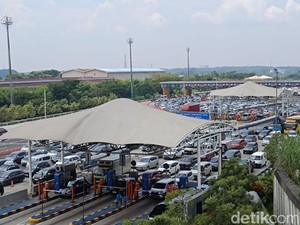 Penampakan Antrean Arus Balik di GT Cikatama Arah Jakarta Siang Ini