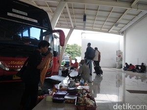 H+4 Lebaran, Penumpang Mulai Padati Terminal Harjamukti Cirebon