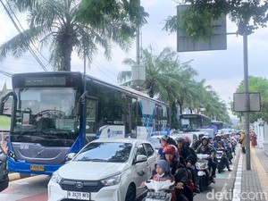 Ragunan Ramai Diserbu Warga di H+4 Lebaran, Lalin ke Pintu Masuk Macet
