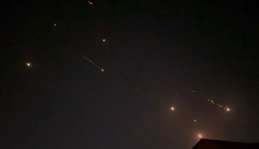 Video yang diambil dari AFPTV ini diambil pada 14 April 2024 menunjukkan ledakan menerangi langit di Hebron, Wilayah Palestina, selama serangan Iran terhadap Israel. Pengawal Revolusi Iran mengkonfirmasi pada awal 14 April 2024 bahwa serangan pesawat tanpa awak dan rudal sedang dilakukan terhadap Israel sebagai pembalasan atas serangan pesawat tanpa awak yang mematikan pada tanggal 1 April di konsulatnya di Damaskus.
