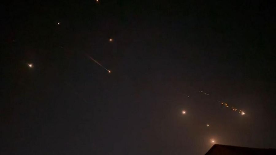 Sistem anti-rudal beroperasi setelah Iran meluncurkan drone dan rudal ke Israel, seperti yang terlihat dari Ashkelon, Israel 14 April 2024. (REUTERS/Amir Cohen)