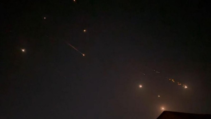Sistem anti-rudal beroperasi setelah Iran meluncurkan drone dan rudal ke Israel, seperti yang terlihat dari Ashkelon, Israel 14 April 2024. (REUTERS/Amir Cohen)