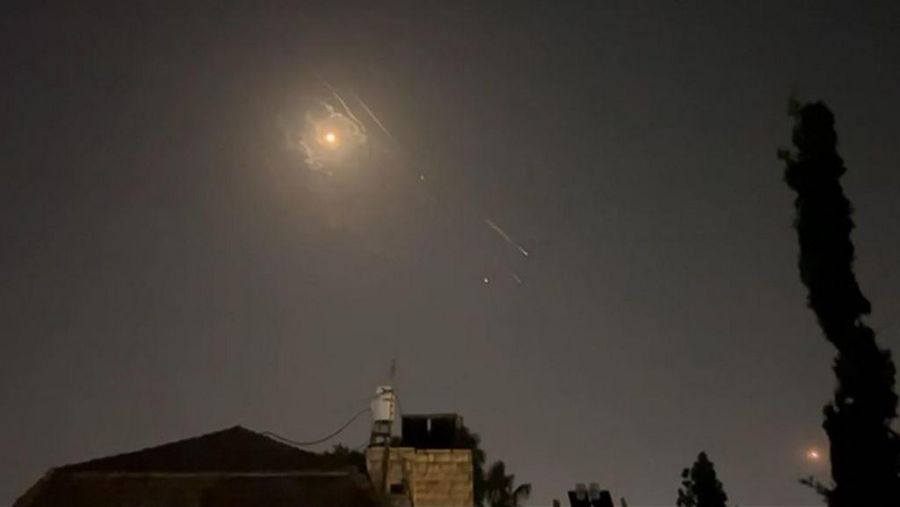 Video yang diambil dari AFPTV ini diambil pada 14 April 2024 menunjukkan ledakan menerangi langit Yerusalem selama serangan Iran terhadap Israel. Pengawal Revolusi Iran mengkonfirmasi pada awal 14 April 2024 bahwa serangan pesawat tanpa awak dan rudal sedang dilakukan terhadap Israel sebagai pembalasan atas serangan pesawat tanpa awak yang mematikan pada tanggal 1 April di konsulatnya di Damaskus. (Photo by AFPTV / AFP)