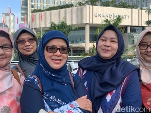 Momen Ibu-ibu Reuni SMA di Anjungan Bundaran HI di Kala CFD Ditiadakan