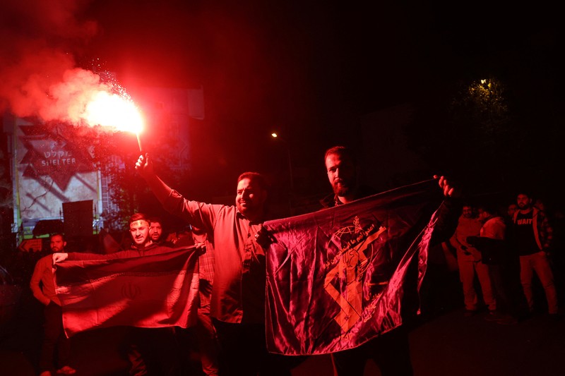 Demonstran Iran meneriakkan slogan-slogan saat berkumpul anti-Israel di depan Kedutaan Besar Inggris di Teheran, Iran, Minggu pagi, 14 April 2024. Iran melancarkan serangan militer langsung pertamanya terhadap Israel pada Sabtu. (AP Photo/Vahid Salemi)