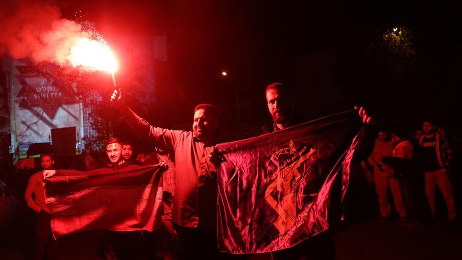 Warga Iran merayakannya di jalan, setelah serangan IRGC terhadap Israel, di Teheran, Iran, 14 April 2024. (Majid Asgaripour/WANA (West Asia News Agency) via REUTERS)