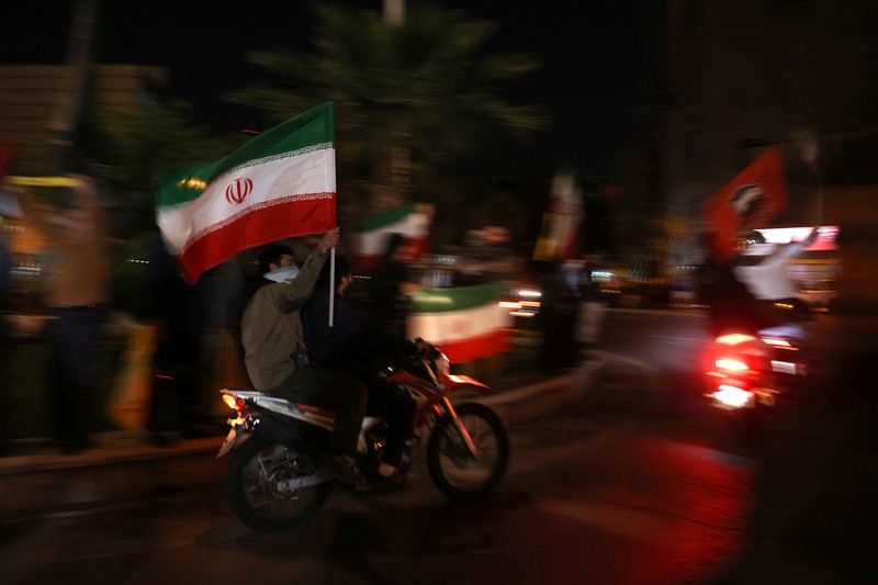Demonstran Iran meneriakkan slogan-slogan saat berkumpul anti-Israel di depan Kedutaan Besar Inggris di Teheran, Iran, Minggu pagi, 14 April 2024. Iran melancarkan serangan militer langsung pertamanya terhadap Israel pada Sabtu. (AP Photo/Vahid Salemi)