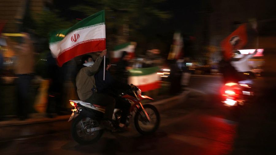 Warga Iran merayakannya di jalan, setelah serangan IRGC terhadap Israel, di Teheran, Iran, 14 April 2024. (Majid Asgaripour/WANA (West Asia News Agency) via REUTERS)